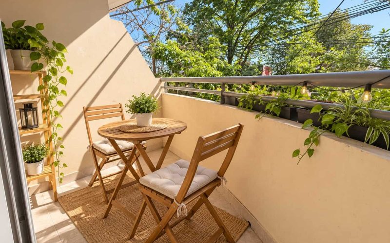 Balcón bohemio con plantas y luz cálida