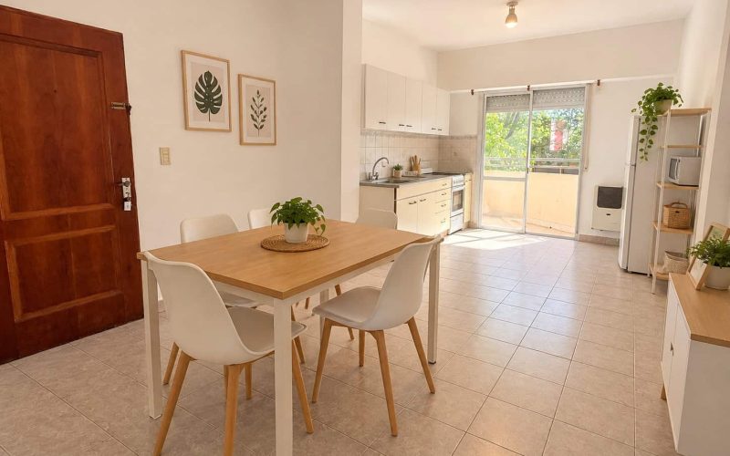 Cocina comedor luminosa con plantas