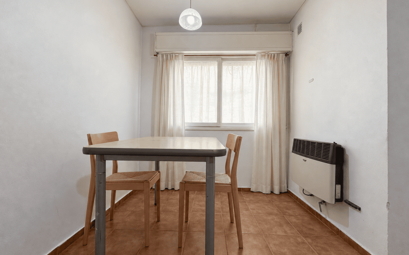 Comedor luminoso con cortinas marfil-5 (1)