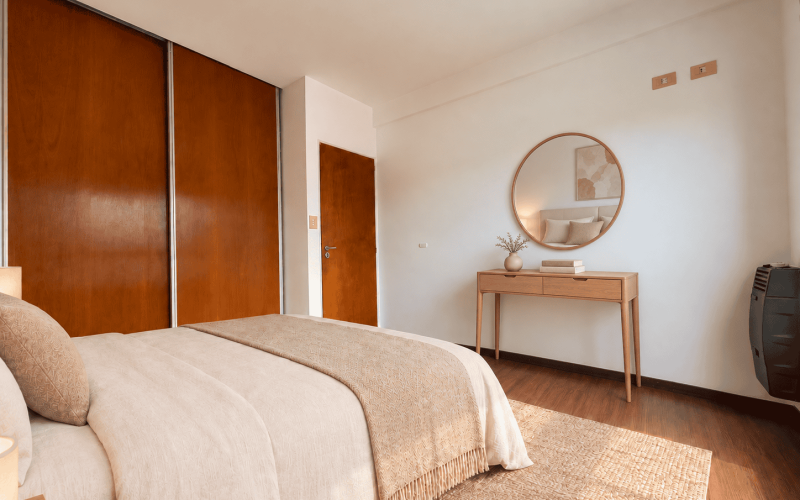 Dormitorio con consola de roble y espejo